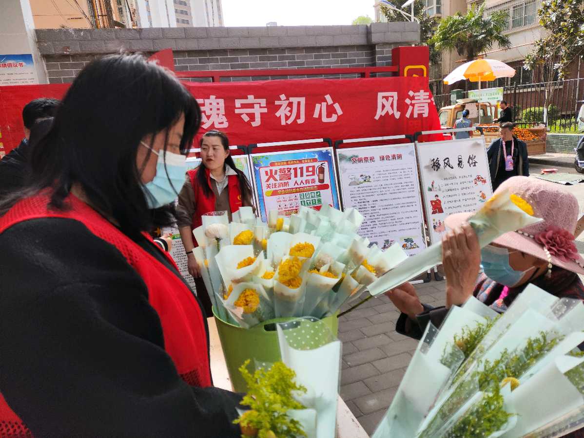 《清明祭扫警钟鸣 金盾橙光照万家——丽园路社区清明节消防主题宣传活动》 供稿:丽园路社区/陕西宝鸡（图2）