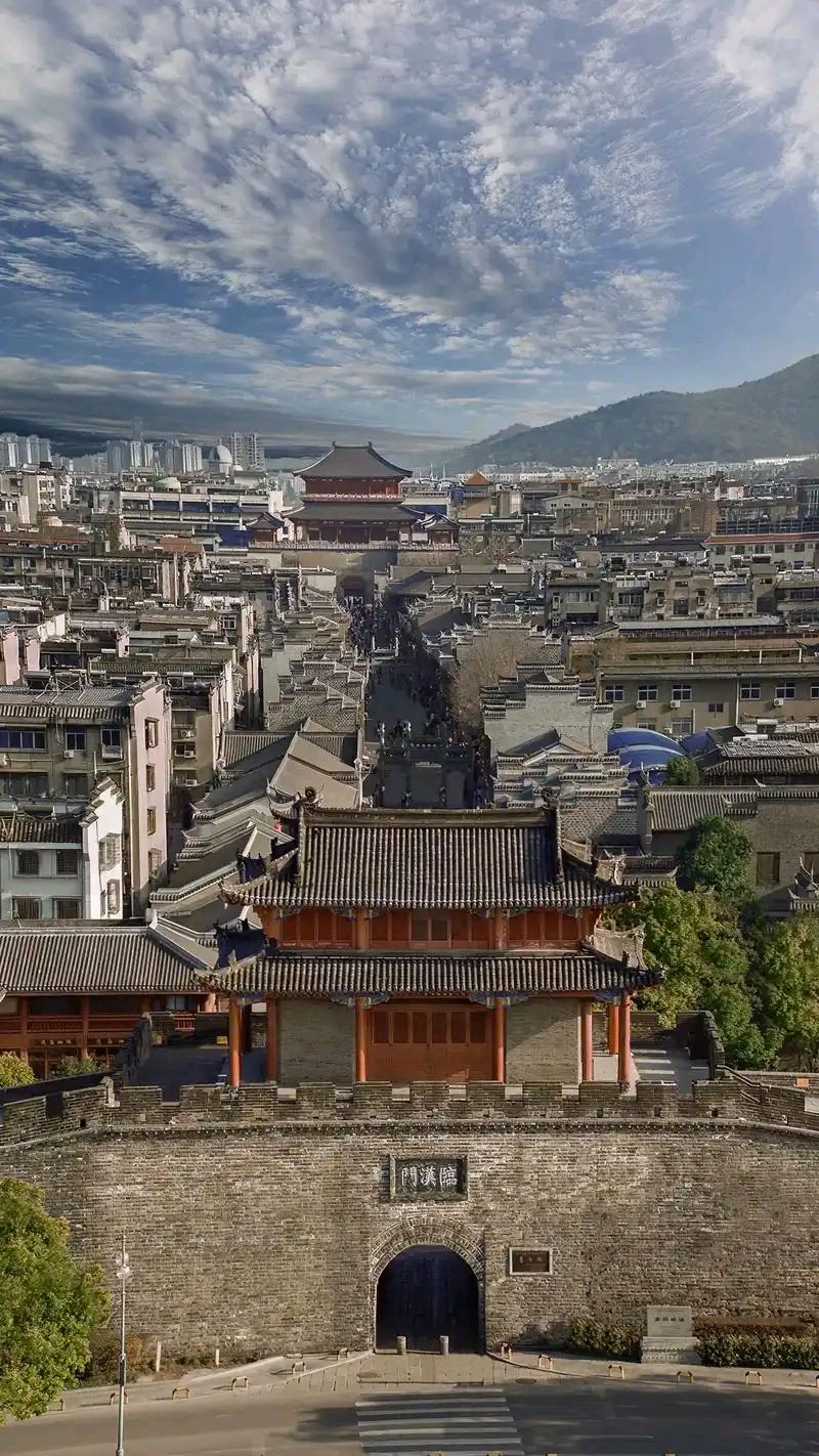 东方书剑的《七律・襄阳行》