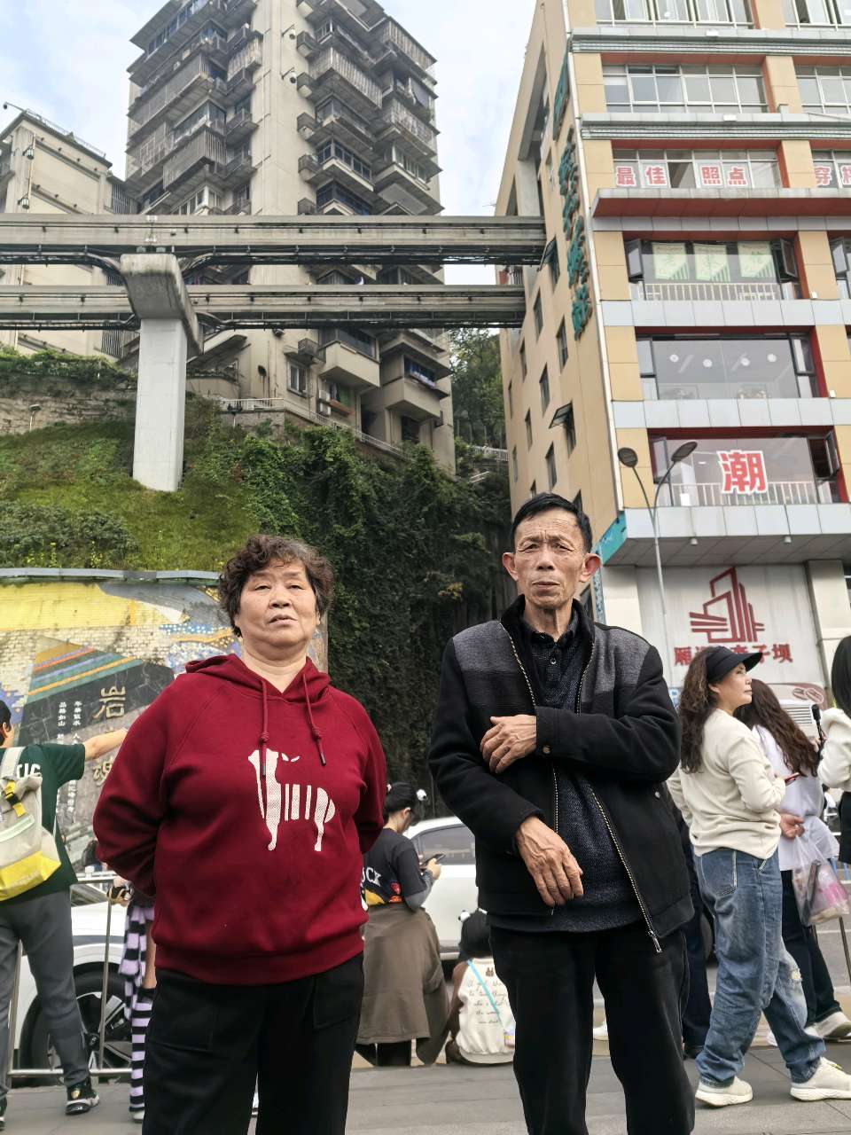 「散文」清明打卡李子坝轻轨列车钻高楼（图4）
