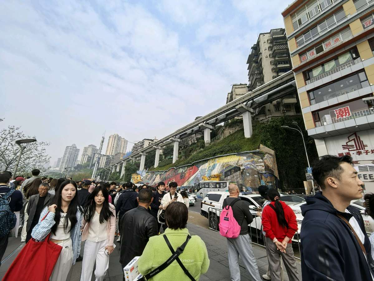 「散文」清明打卡李子坝轻轨列车钻高楼（图5）