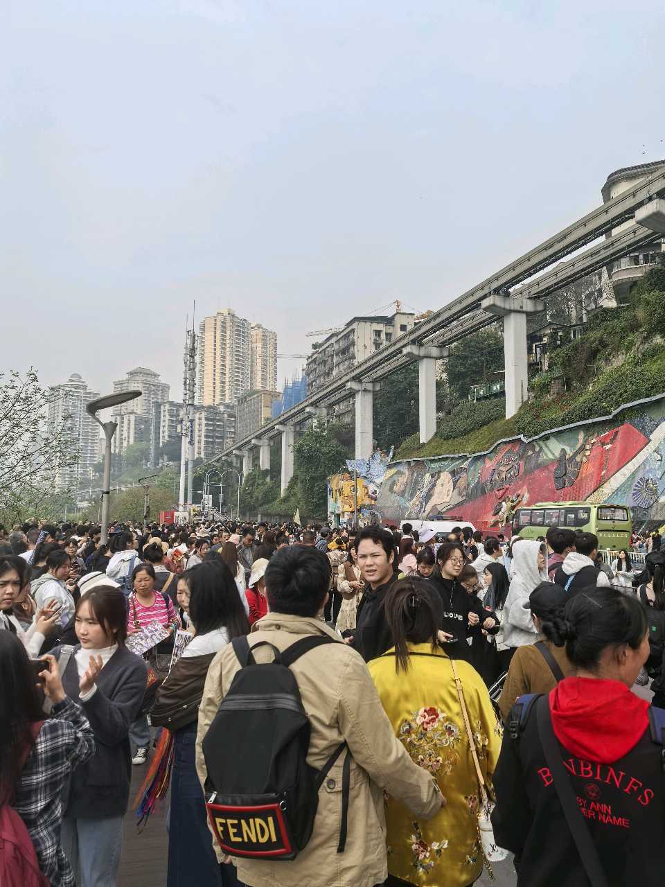 「散文」清明打卡李子坝轻轨列车钻高楼（图11）