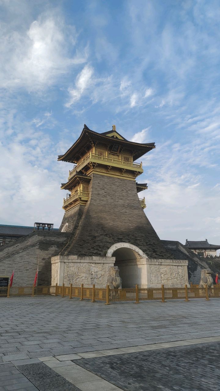东方书剑的《贺熙朝・游影视基地襄阳唐城》