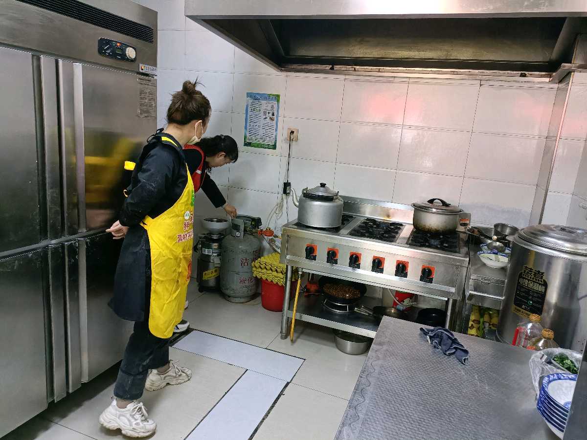 燃气安全无小事 景湖社区开展餐饮企业专项检查