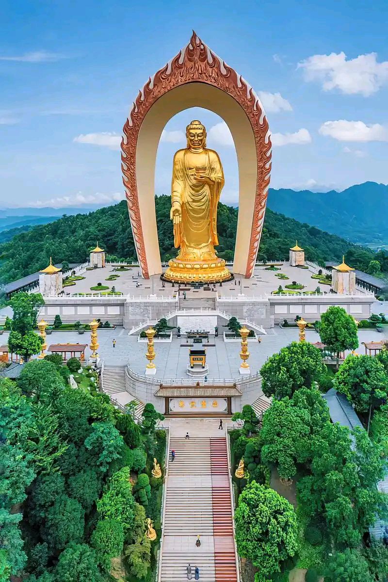 敬请欣赏||金牌主播慧觉朗诵孟宪法诗歌《沐浴东林大佛的荣光》（图2）