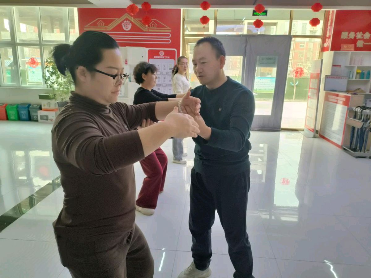八段锦养生课堂开课啦！康园社区掀起全民健身热（图3）