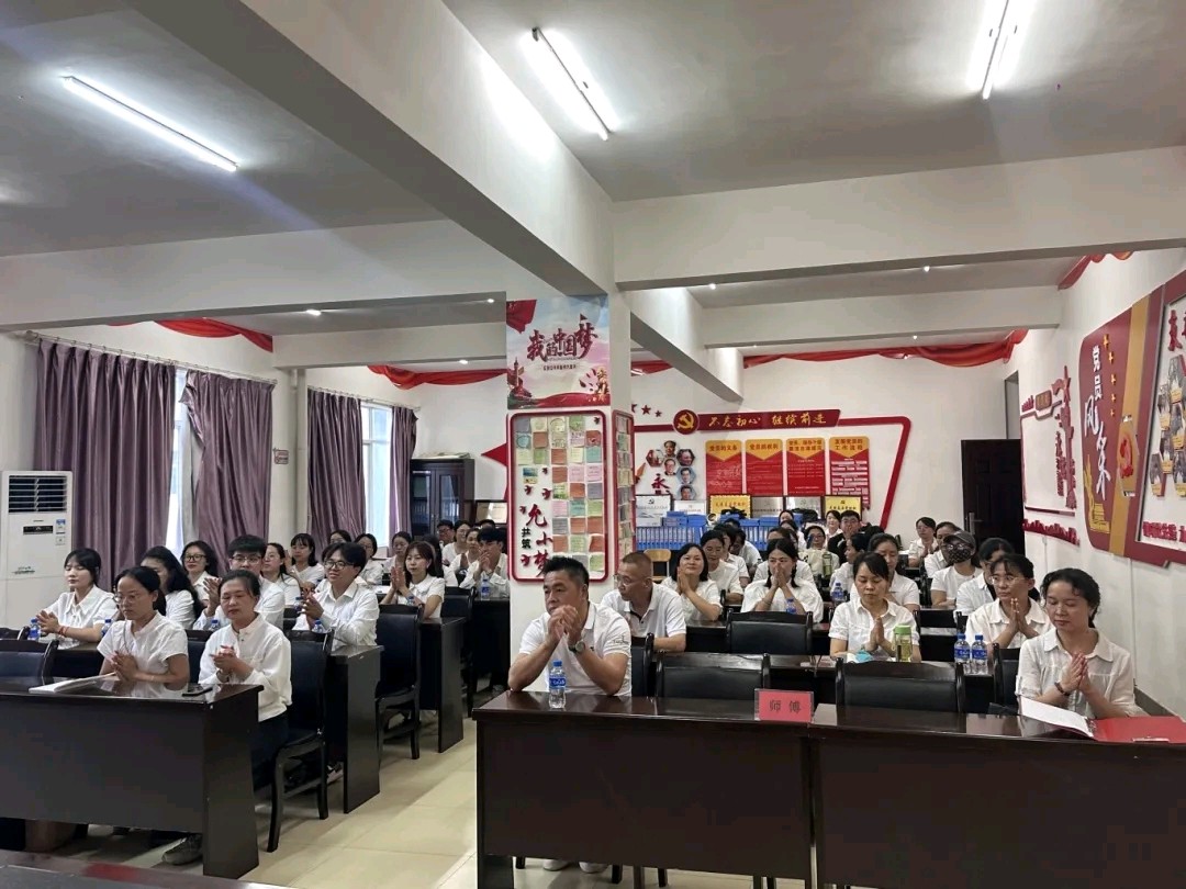 【允美教育集团】薪火相传育桃李 匠心筑梦绽芳华—— 西双版纳州允景洪小学2025年师徒结对仪式（图3）