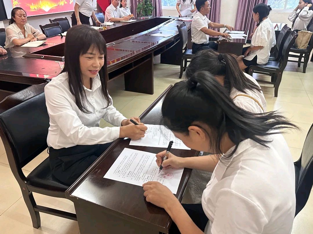 【允美教育集团】薪火相传育桃李 匠心筑梦绽芳华—— 西双版纳州允景洪小学2025年师徒结对仪式（图8）