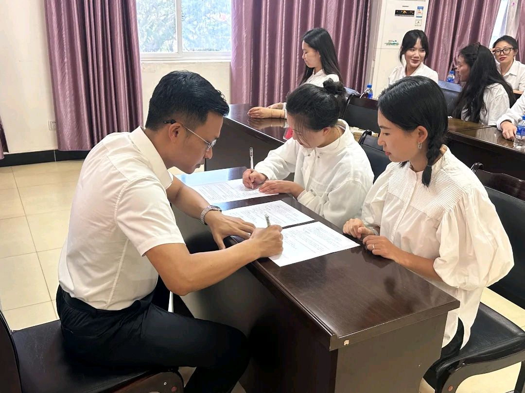 【允美教育集团】薪火相传育桃李 匠心筑梦绽芳华—— 西双版纳州允景洪小学2025年师徒结对仪式（图9）