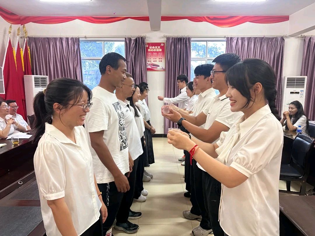 【允美教育集团】薪火相传育桃李 匠心筑梦绽芳华—— 西双版纳州允景洪小学2025年师徒结对仪式（图10）