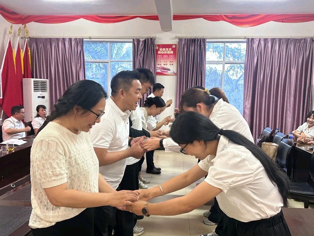 【允美教育集团】薪火相传育桃李 匠心筑梦绽芳华—— 西双版纳州允景洪小学2025年师徒结对仪式（图12）