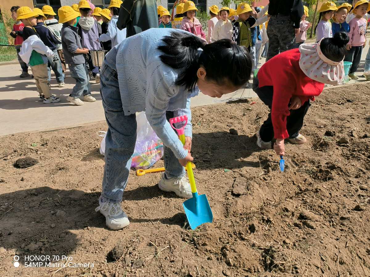 银古路街道宝银社区开展亲子种植活动，让孩子在劳动中成长（图2）