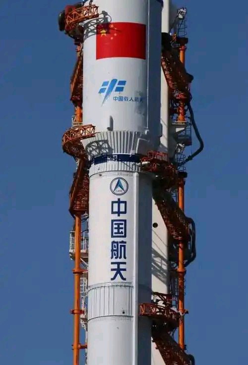 【九月茶韵文学诗社】2025—028五一国际劳动节特刊(之六)《劳动者光荣》作者/任学路 主播/春姗如笑 编辑制作/刘林丽（图6）