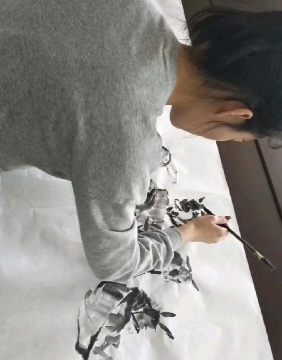 搜狐新闻:不简单！吴晗玥16岁就可以画百驴图，为她点赞！不简单！吴晗玥16岁就可以画百驴图，为得到一致好评。吴晗玥是著名的青年女书画家，在一次大型书画笔会轰（图2）