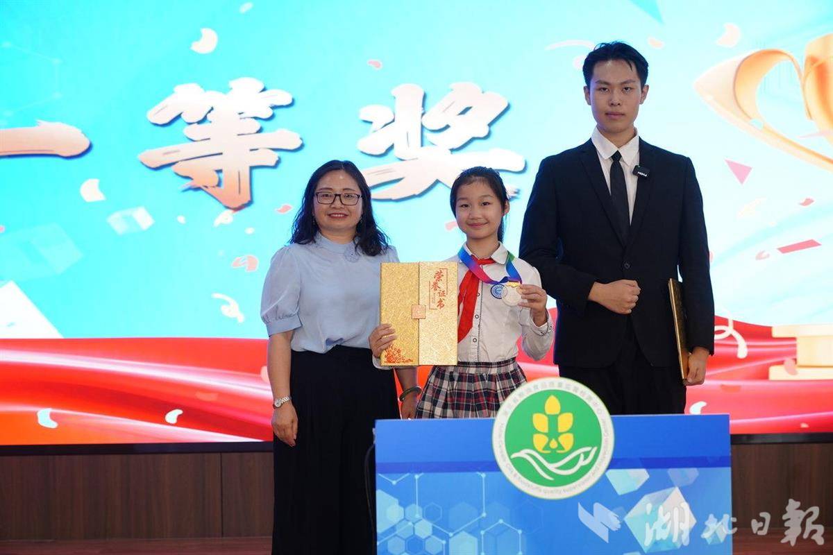 IMG_6731.JPG 林醍言《米饭变色实验日记》获第一名