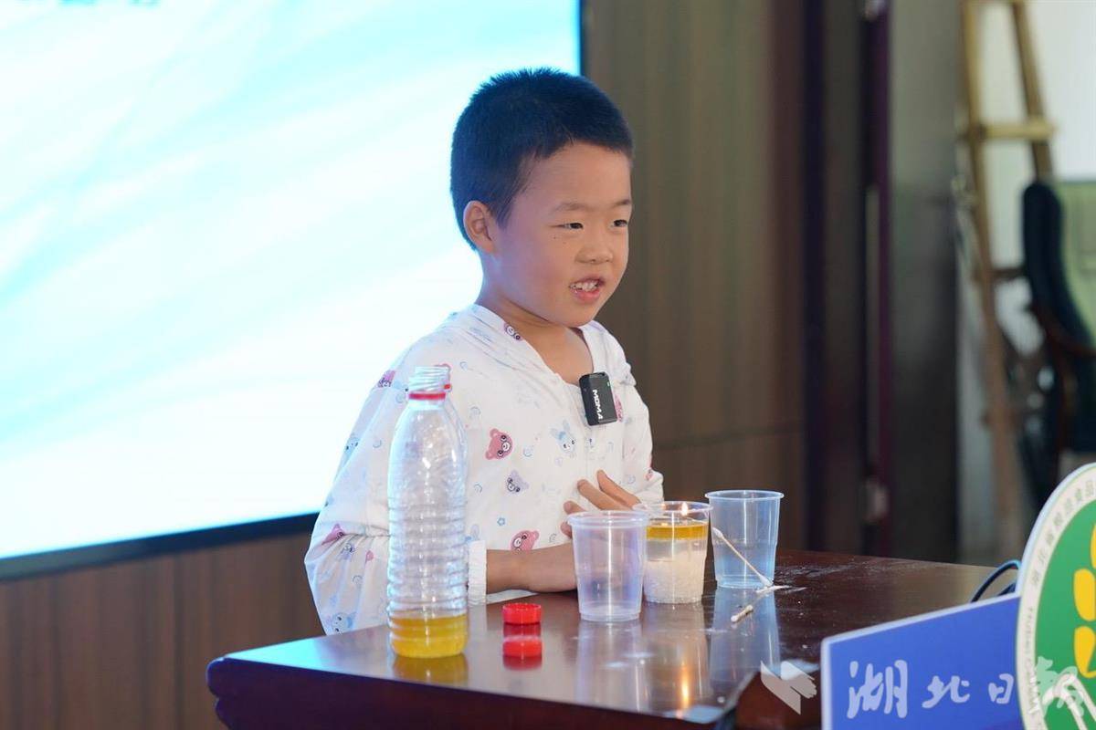 IMG_6736.JPG 一年级的黄骏祎带来《自制长明灯》实验