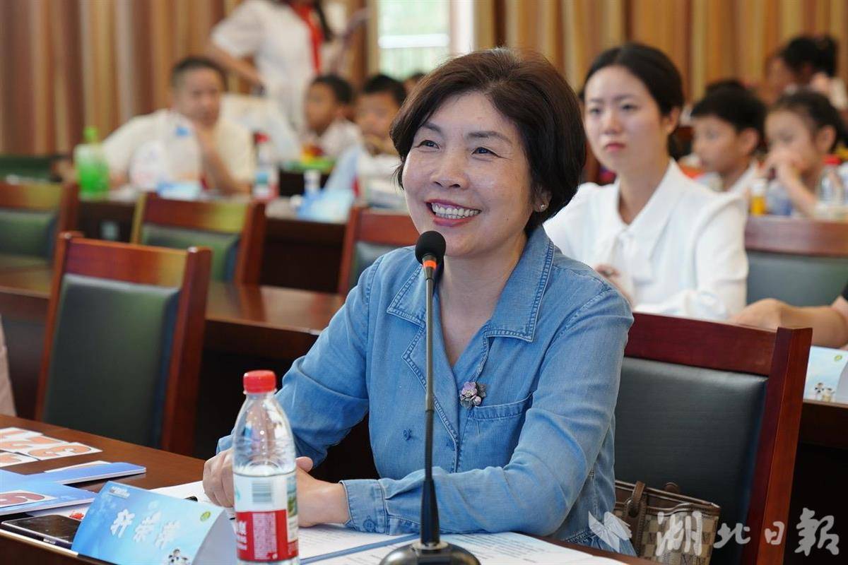IMG_6740.JPG 武汉市科学学科带头人轩荣萍作为评委点评
