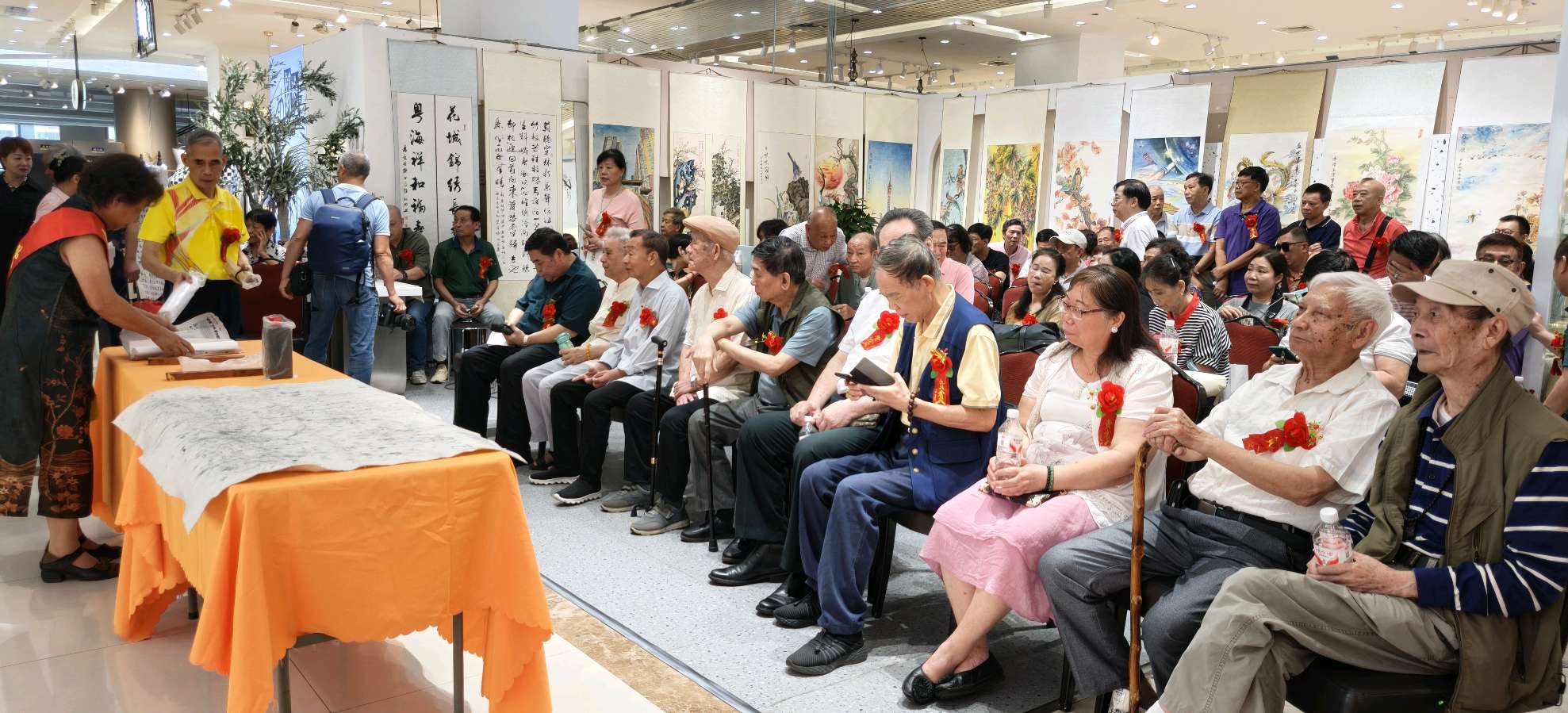 巾帼画廊扬国粹 公益艺术暖人间(图2)