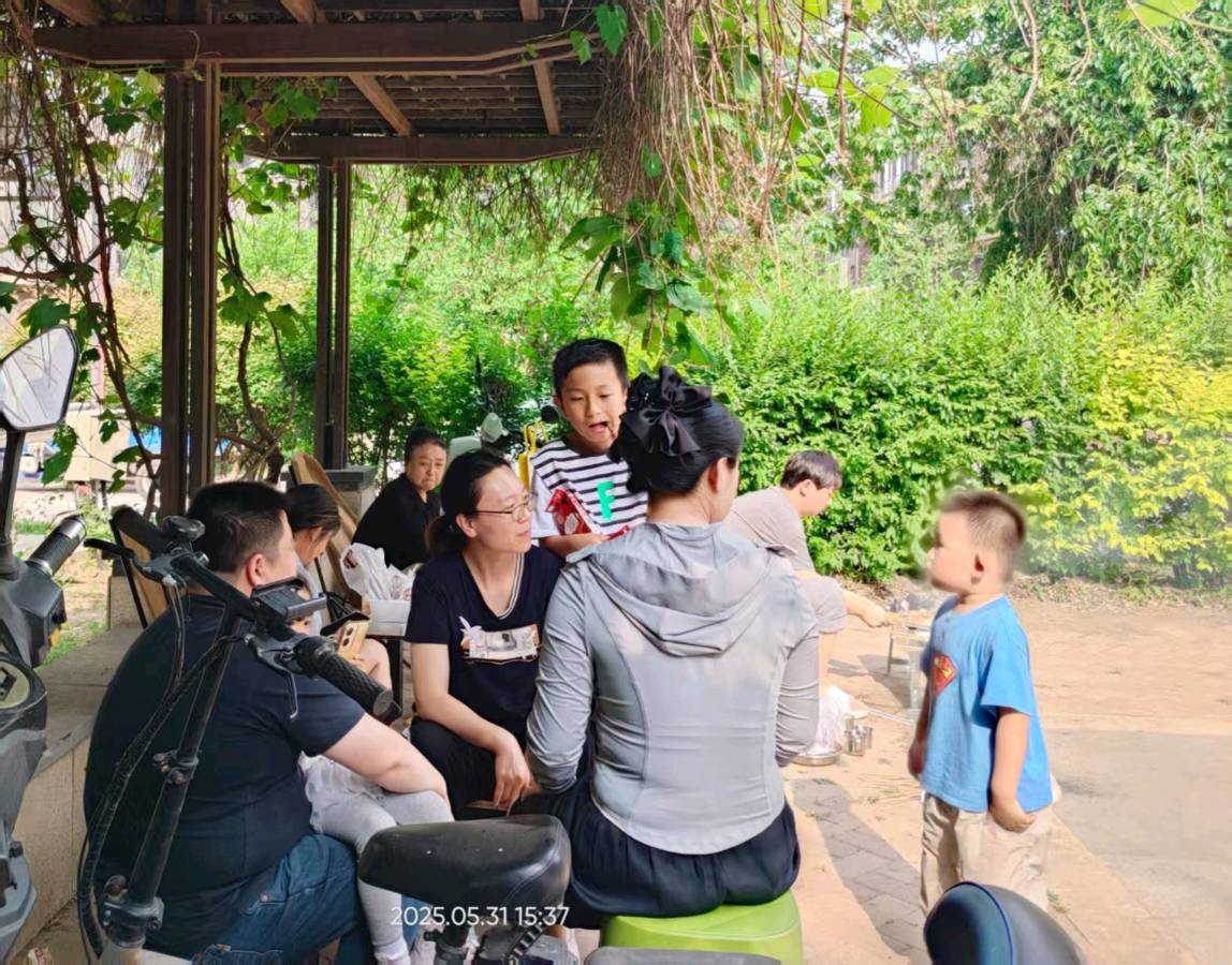 【都市文坛撷英】葡萄架下的歌声——沈阳儿女们相聚在楼下小花园烤羊肉串有感作者/森林（沈阳）（图12）