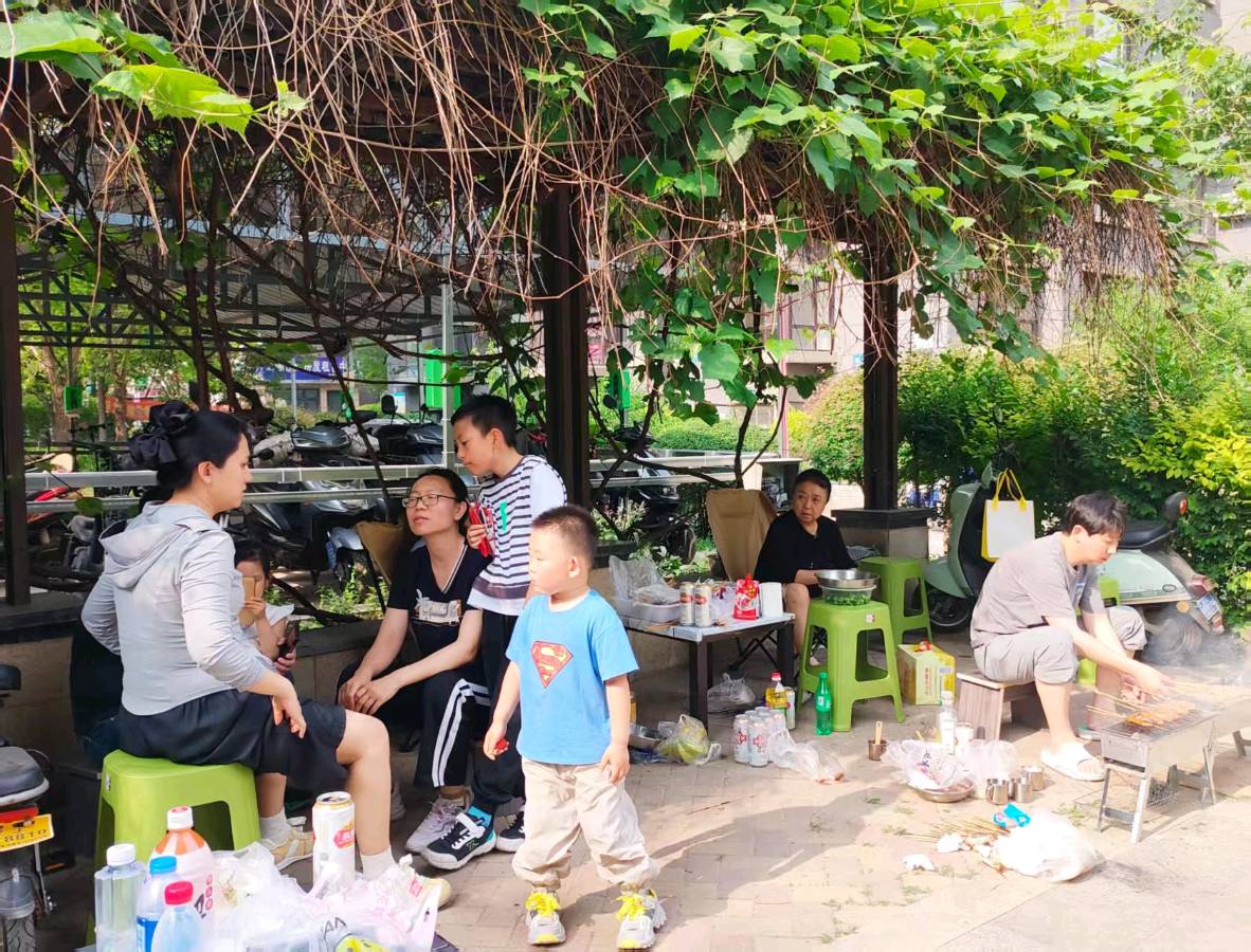 【都市文坛撷英】葡萄架下的歌声——沈阳儿女们相聚在楼下小花园烤羊肉串有感作者/森林（沈阳）（图13）