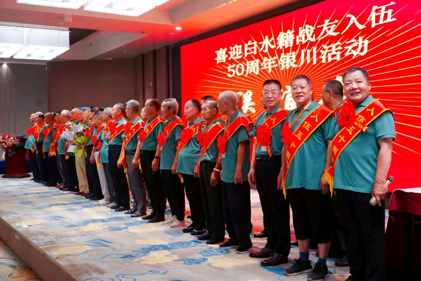 歌曲丨当过兵的人丨歌词: 麻阳华丨作曲: 高吉魁丨演唱: 孟成军丨京港澳台世界头条（图7）