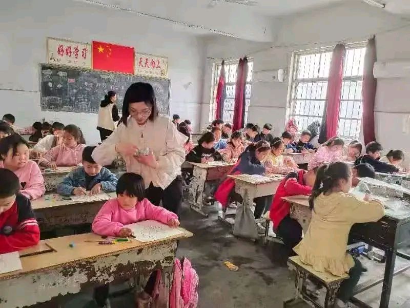 「微型小说」微光引航，梦绽芳华