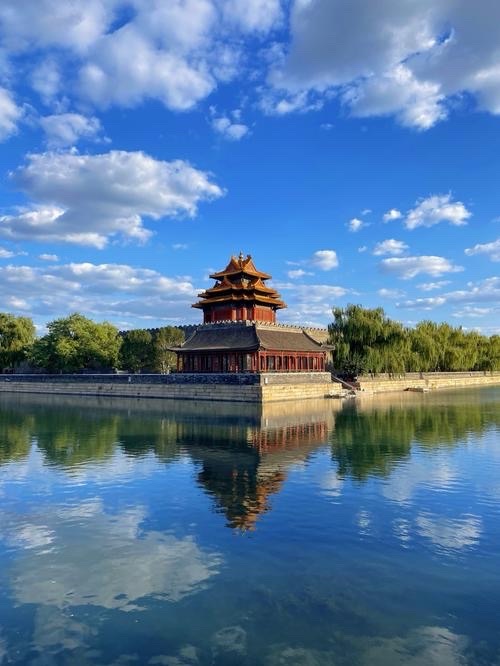 北京 北京-文：老男孩/诵：淡淡的茶香（北京）诗评：卞荔莎（美国）江花【世界诗歌金话筒朗诵团】世界诗人名人展13839期（图3）