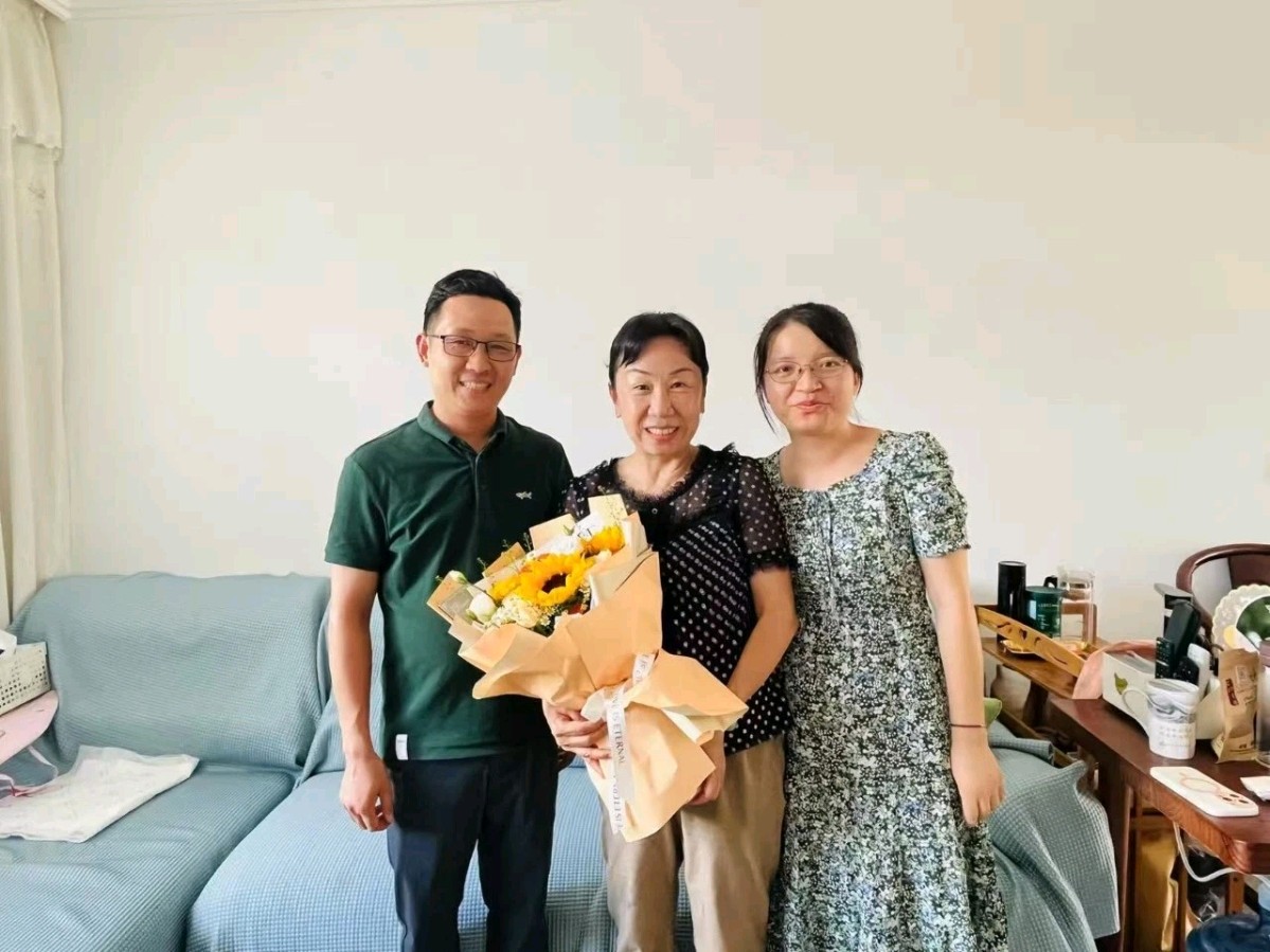 【允美教育集团】情暖桑榆,赓续初心——西双版纳州允景洪小学党委开展“七一”慰问离退休党员教师主题党日活动(图9)