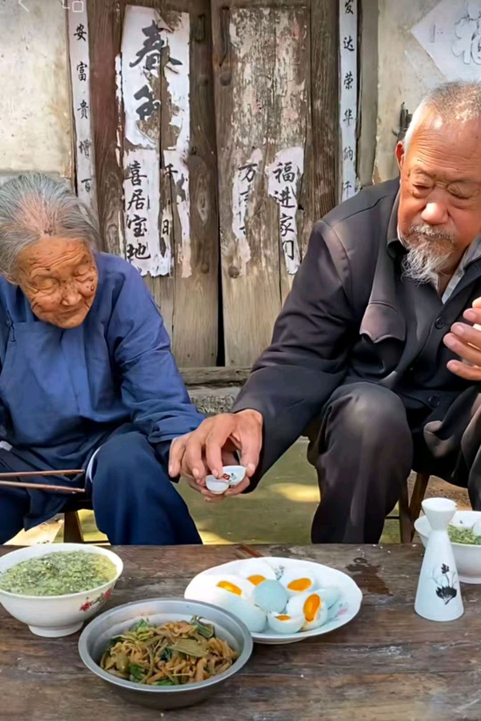 桃园来客老伴图，油班诗友唱和嗨。