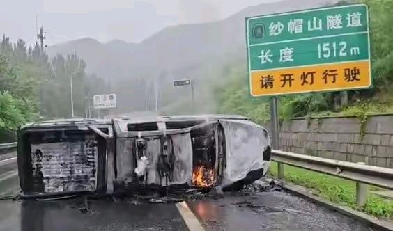 《东方即白现代诗及现代诗词牌赏析》作者：东方即白 [中国现代诗歌文化传媒推荐]（图10）