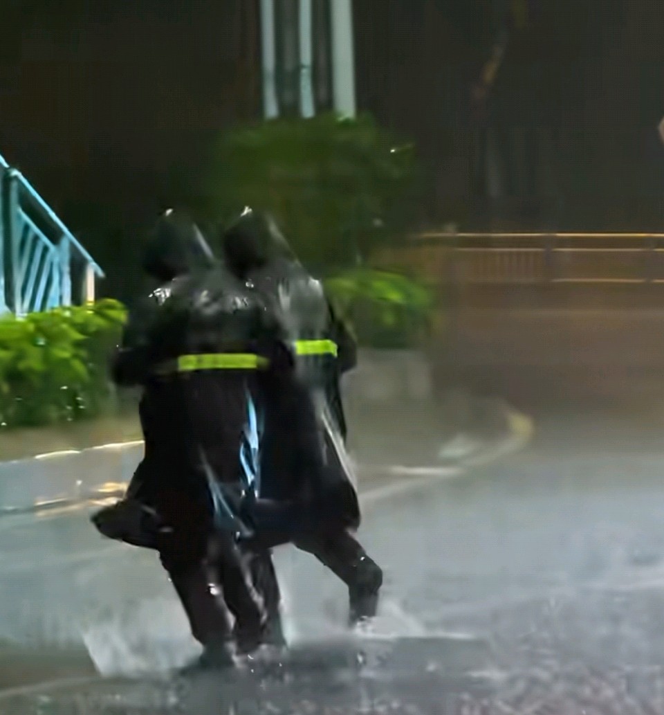 「散文」雨夜的守护：渝中赞歌