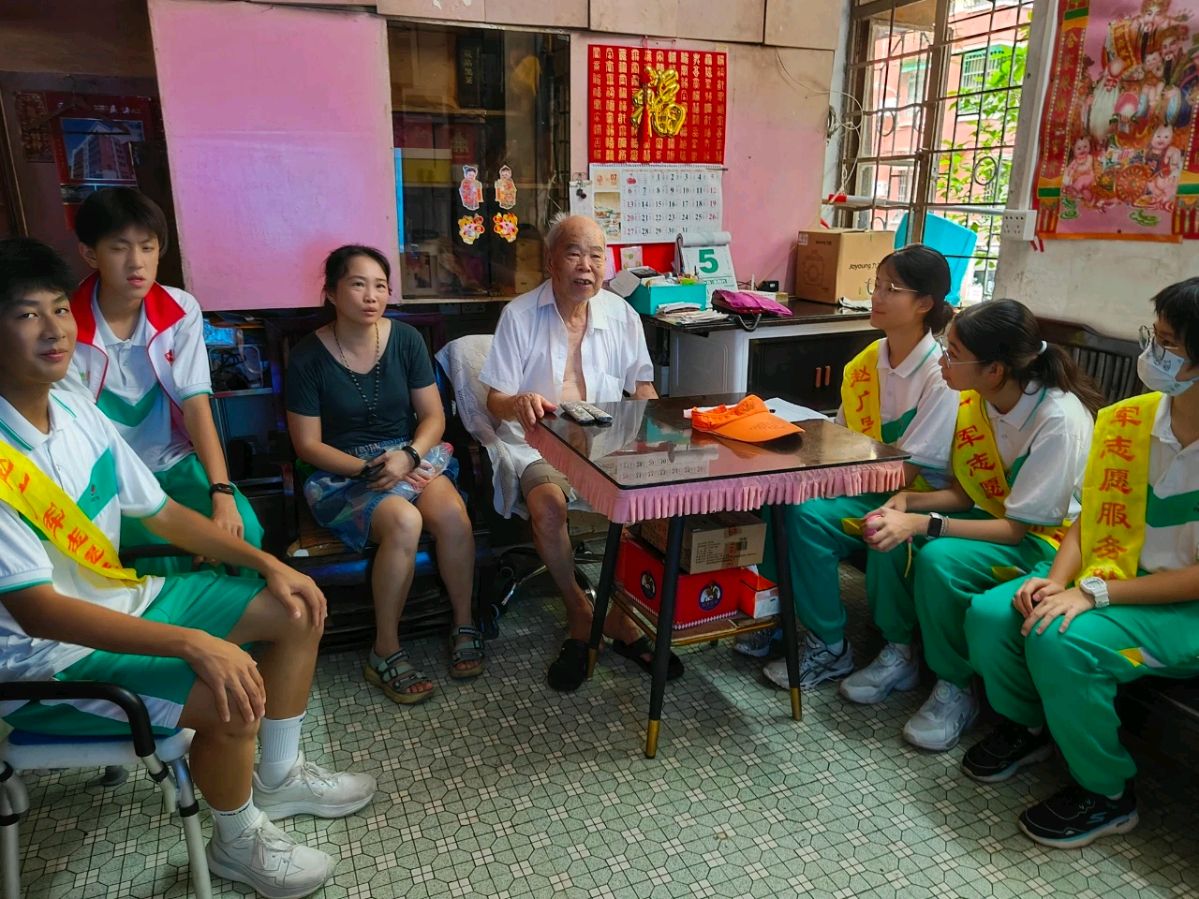 学生哥放暑假 进社区做好事（图5）