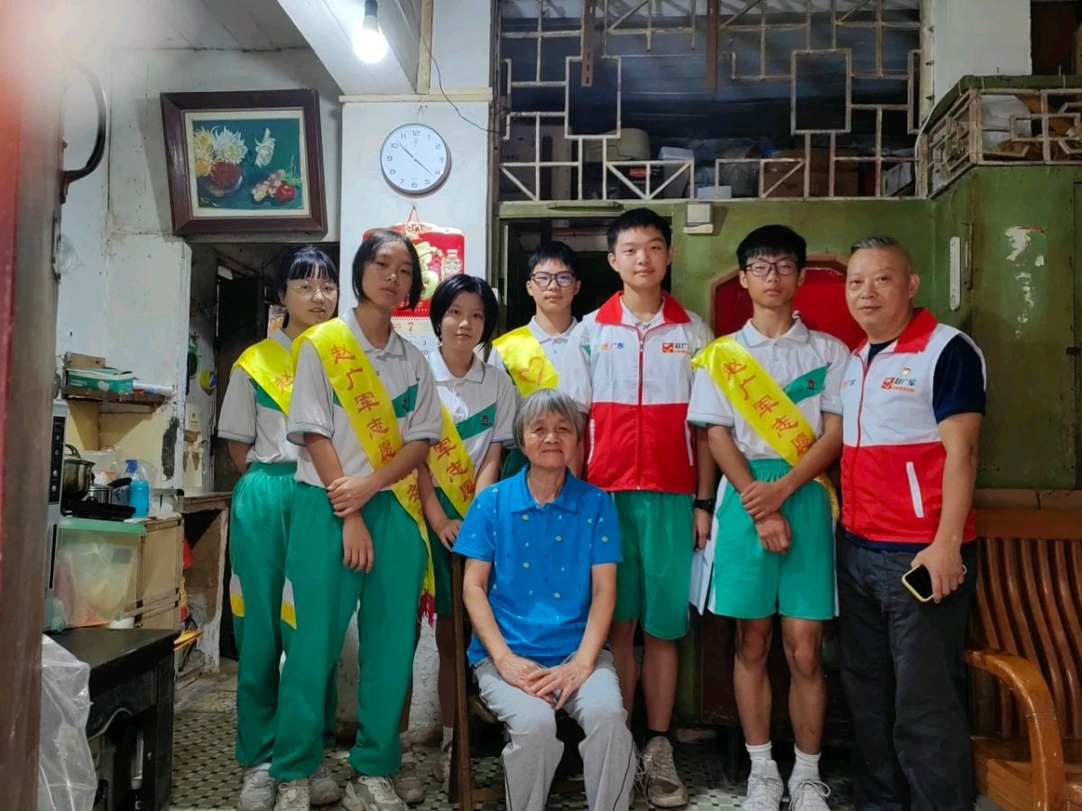 学生哥放暑假 进社区做好事（图4）