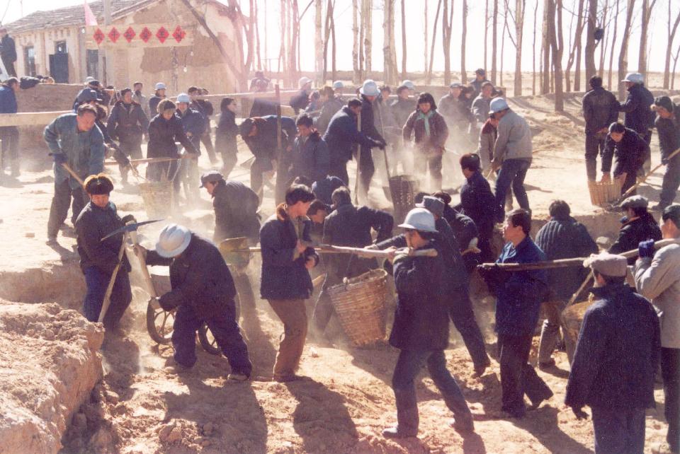 拍《黄土地、蓝土地》电视剧时,再现的建造干打垒住房的劳动场面 拍《黄土地、蓝土地》电视剧时,再现的建造干打垒住房的劳动场面