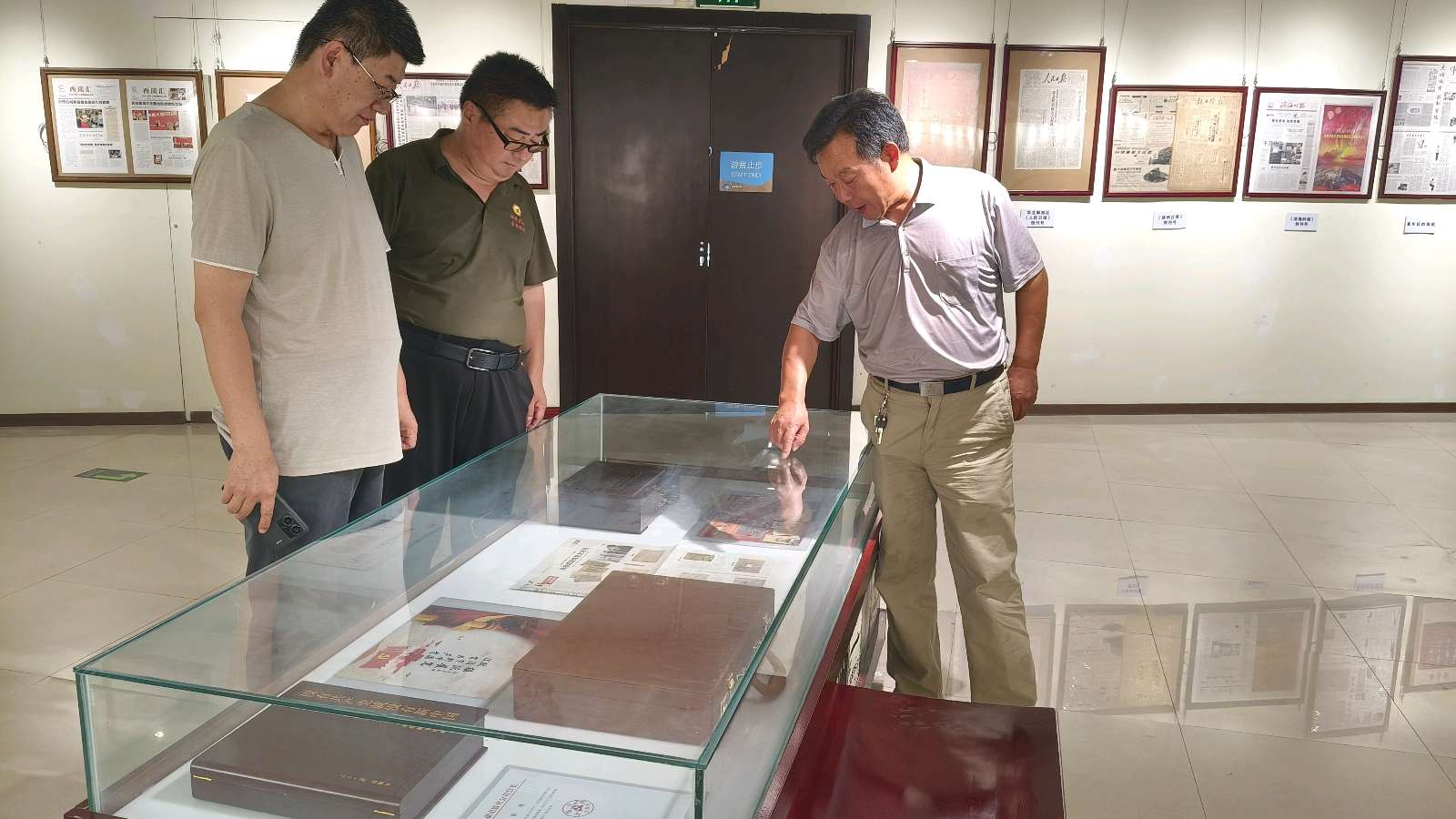 各界人士齐聚滨海新区博物馆，共赴抗战纪念报纸收藏巡展之约（图12）