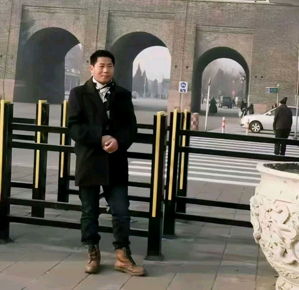 七嘴八舌说诗评诗系列之黑子的《光》引你走进他的情感世界/文化强国量子诗歌文化传媒诗友（图11）