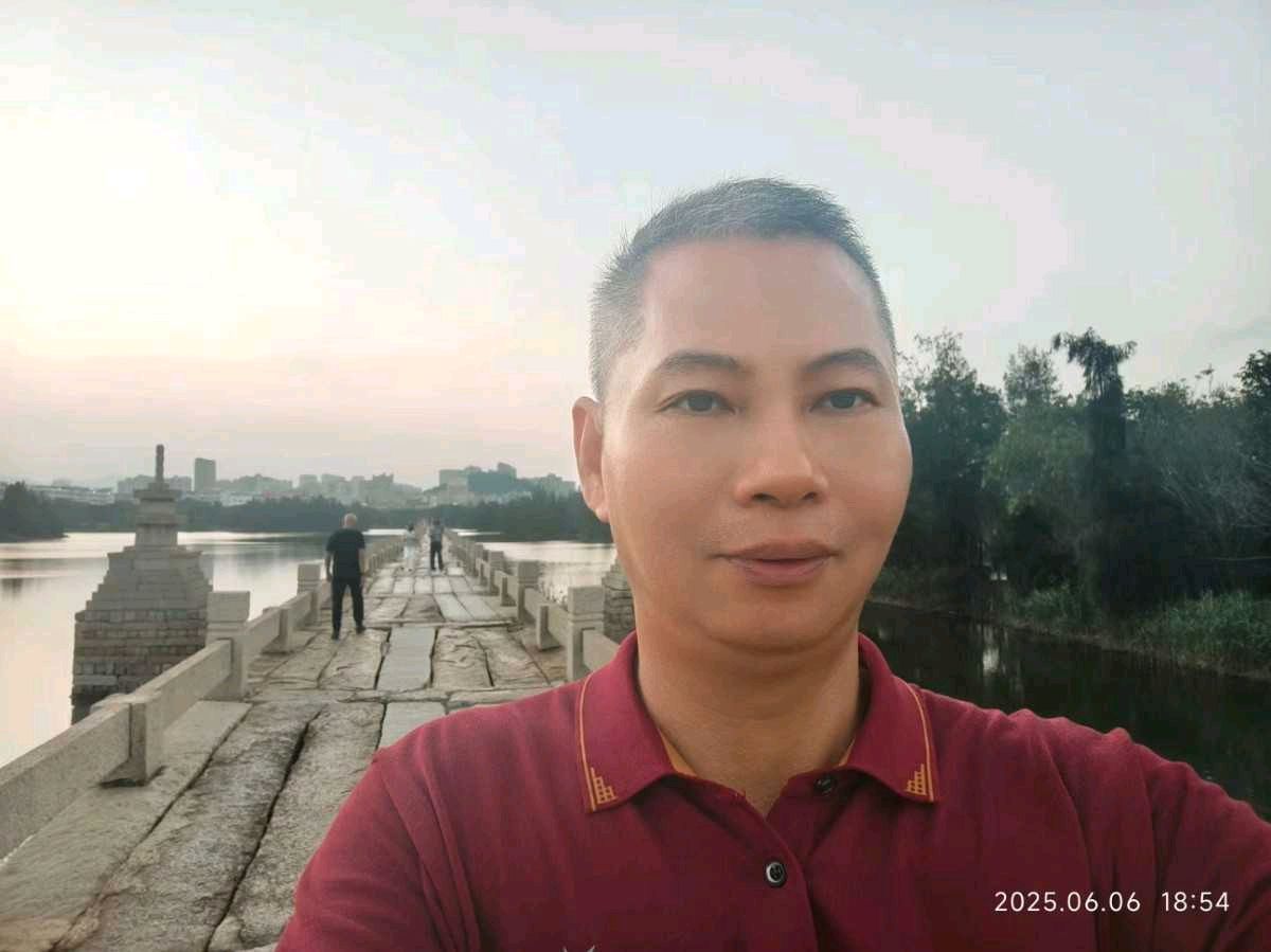 七嘴八舌说诗评诗系列之黑子的《光》引你走进他的情感世界/文化强国量子诗歌文化传媒诗友（图31）
