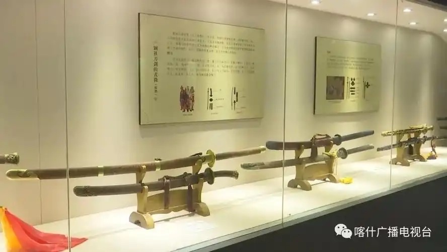认知的阶梯:从器物到精神的西域解码——评纤夫《小刀博物馆》等四首新疆诗-作者||富有|海外头条(图5)
