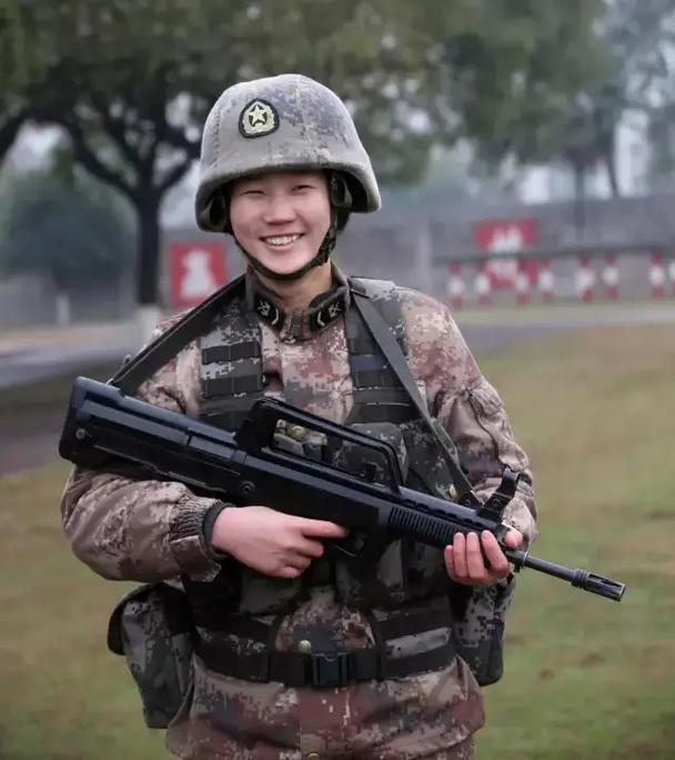 黄莉端诵读 《致敬！中国女兵》 作者：任学路（图4）