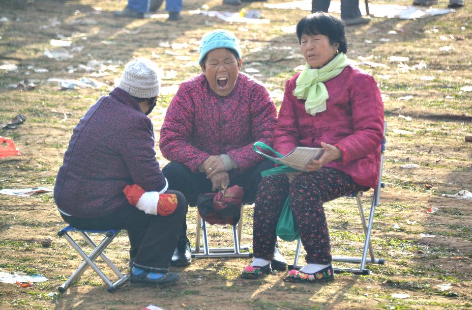11.等候看戏的妇人,坐累了忍不住打起了哈欠。 11.等候看戏的妇人,坐累了忍不住打起了哈欠。