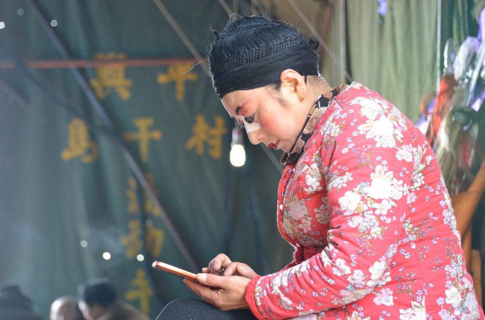 17.完事后,静静地坐在一旁发个短信玩玩。 17.完事后,静静地坐在一旁发个短信玩玩。
