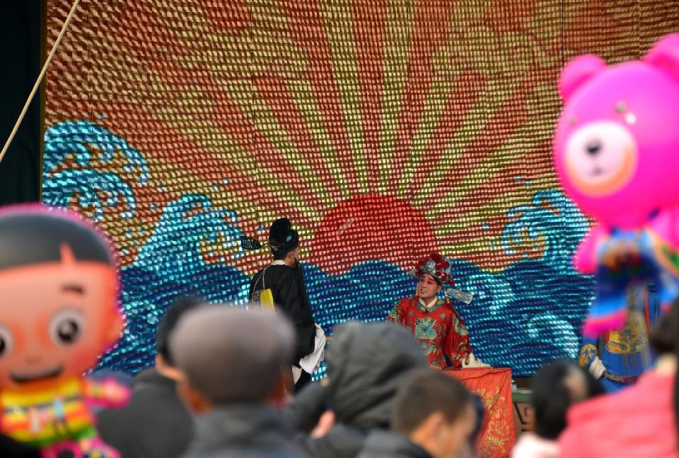 21.孩子的玩偶,伴随着锣鼓点摇摇晃晃。 21.孩子的玩偶,伴随着锣鼓点摇摇晃晃。