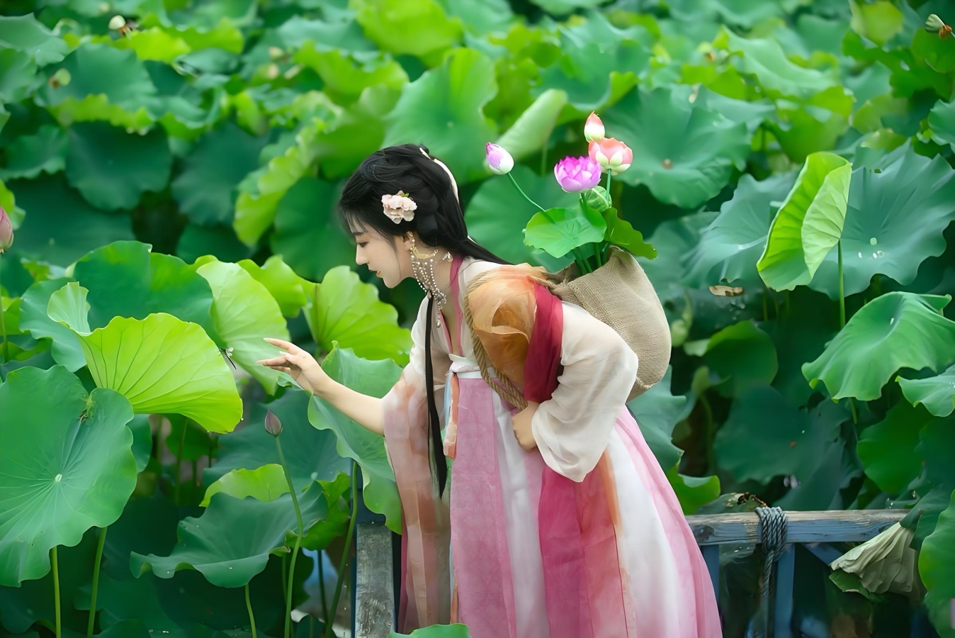 中伏热浪孕荣光-诗童/辩证法/诵：军歌/评：江花（北京）金话筒朗诵团【世界诗人名人展】13930期（图5）