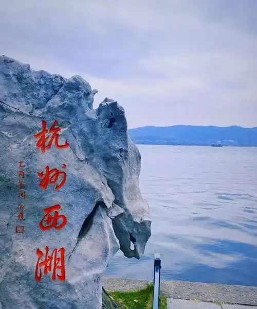 量子诗歌文化传媒“七嘴八舌”说诗评诗系列之梁刚的《春粼》——文化强国量子诗歌文化传媒（图7）