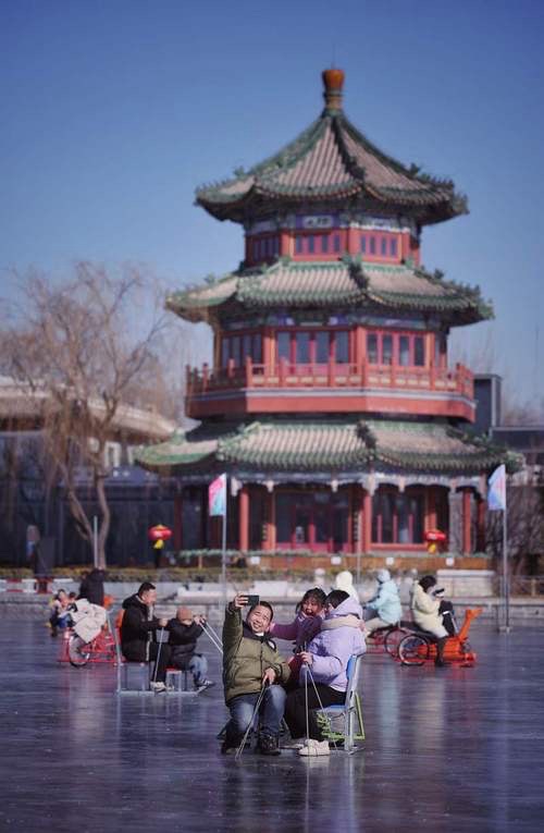 北京什刹海. 记忆的冰面-老男孩/诵：荆洪（美国）/评：卞荔莎（美国）江花（北京）世界诗歌研究院【世界诗人名人展】13949期（图12）