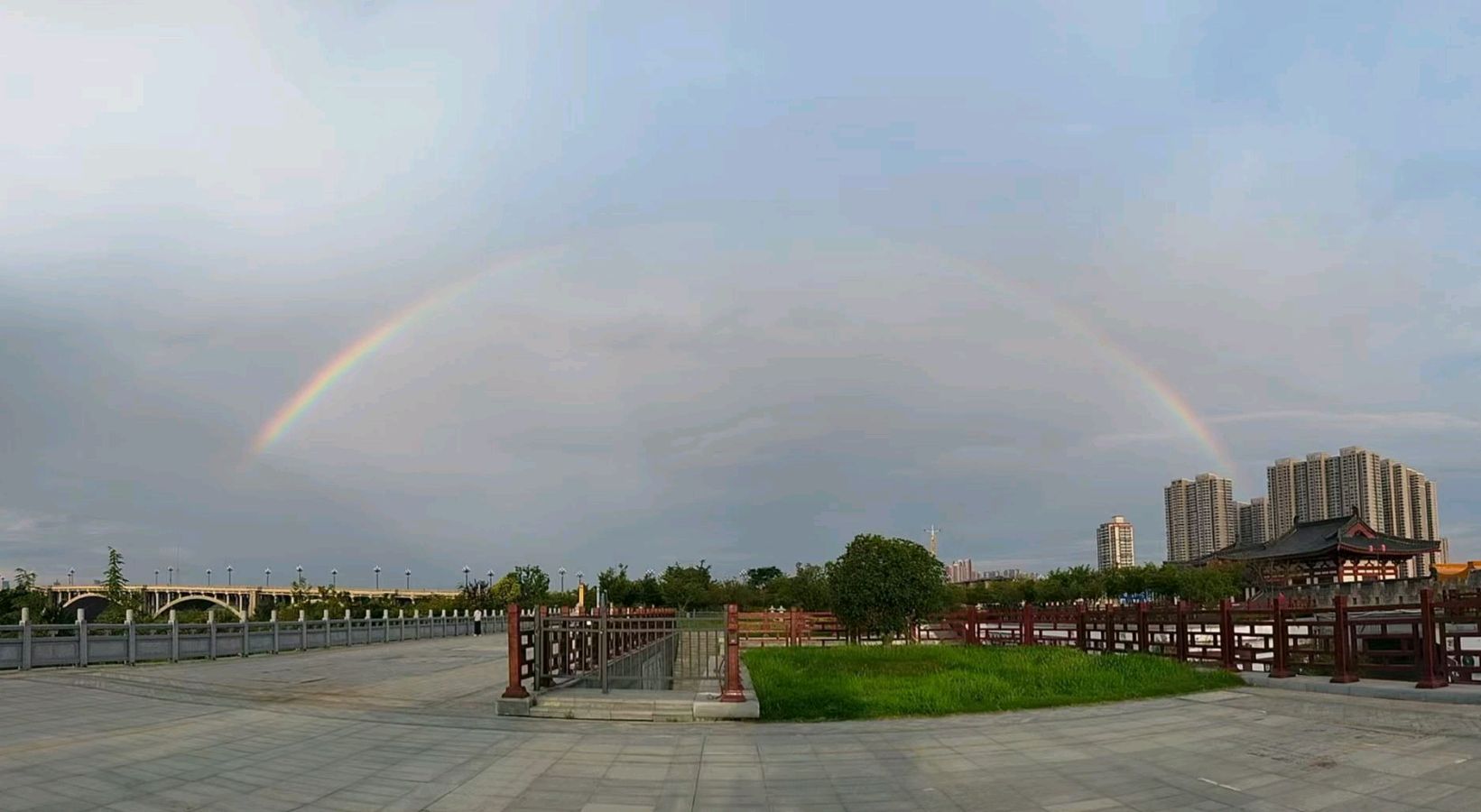 今夜又下着雨