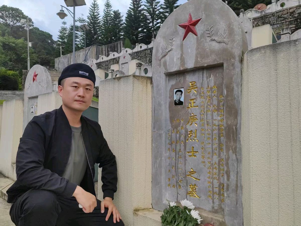 诗一首/闻彭家平战友携子重上老山战地并往麻栗坡烈士陵园扫墓感赋（图2）