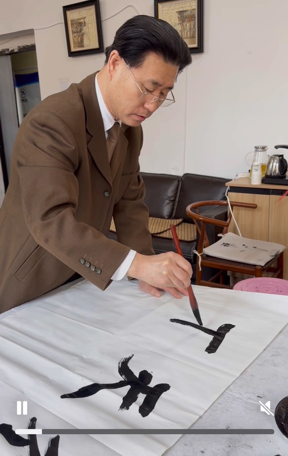墨韵丹心书春秋，艺暖万家传文明——记当代书法家王玉国的艺术追求与公益传承之路，作者孙成贵（图2）