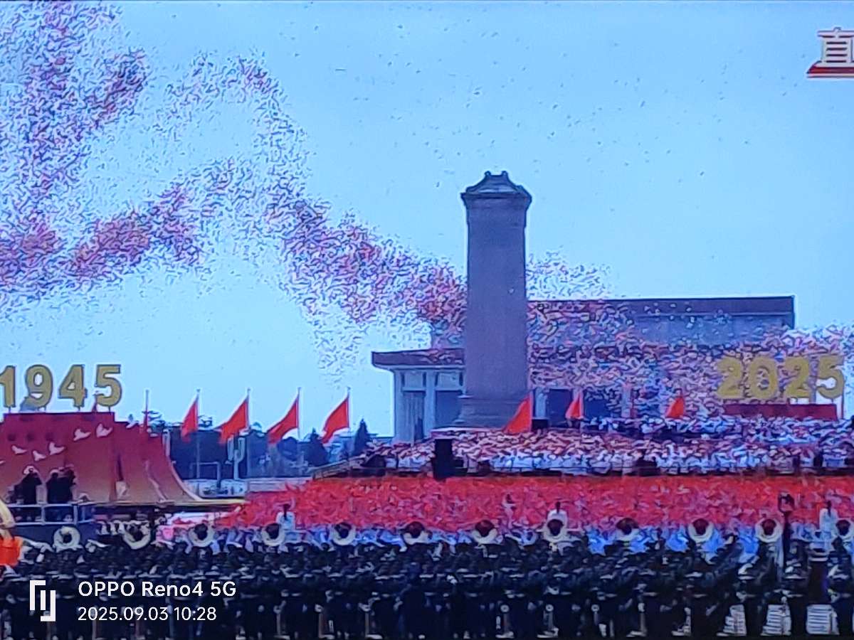 诗一首/爷孙同看纪念抗战胜利80周年“9.3”大阅兵