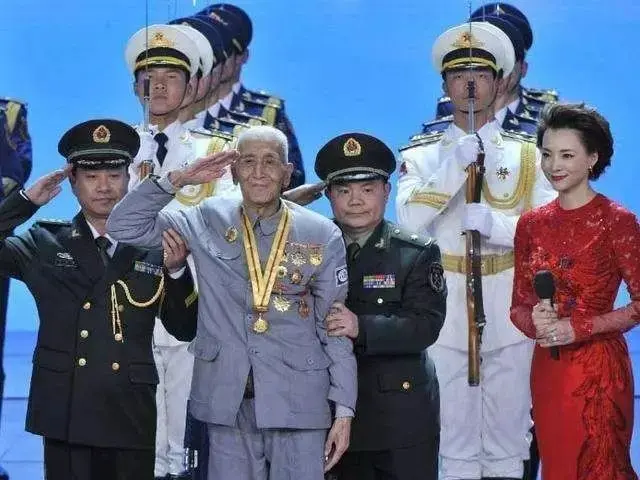 七律·一握千钧（文/邹晓华）/五律·六旬随咏（文/张华兴）/思情缠绵（文/韩满林）……莲叶之珠文学社（图5）