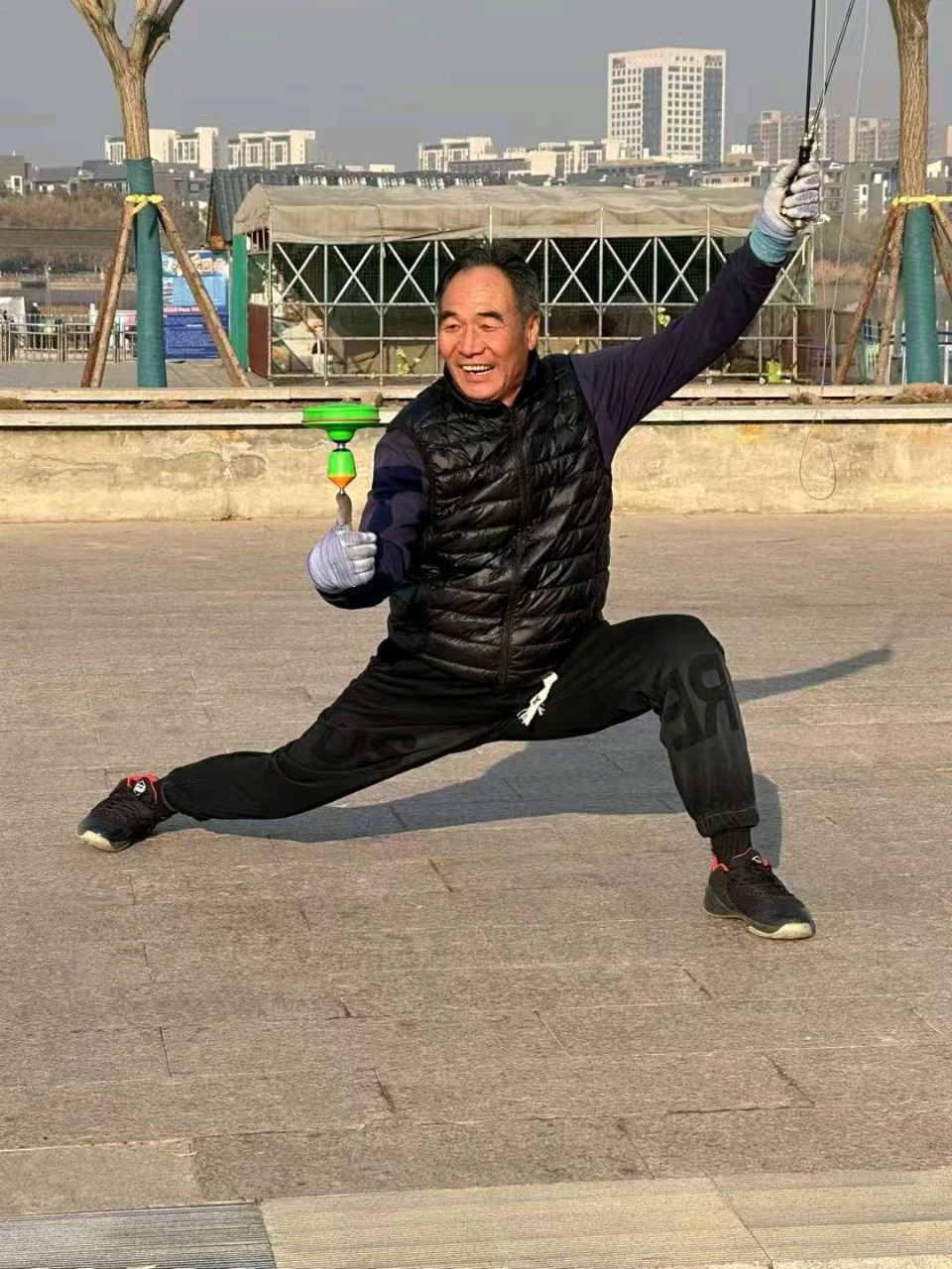 《九江文学社：北京头条》优秀诗人梅宁生先生诗歌欣赏：玩空竹的老人（外二首）（图2）